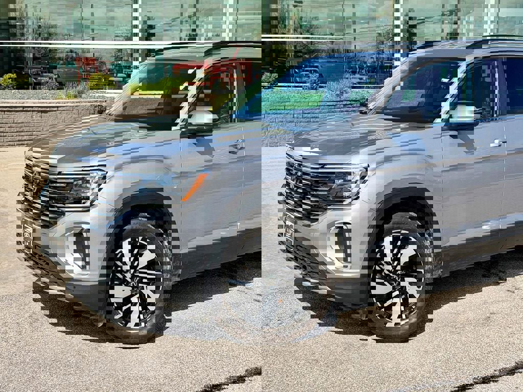 Used 2025 Volkswagen Atlas SE image 2