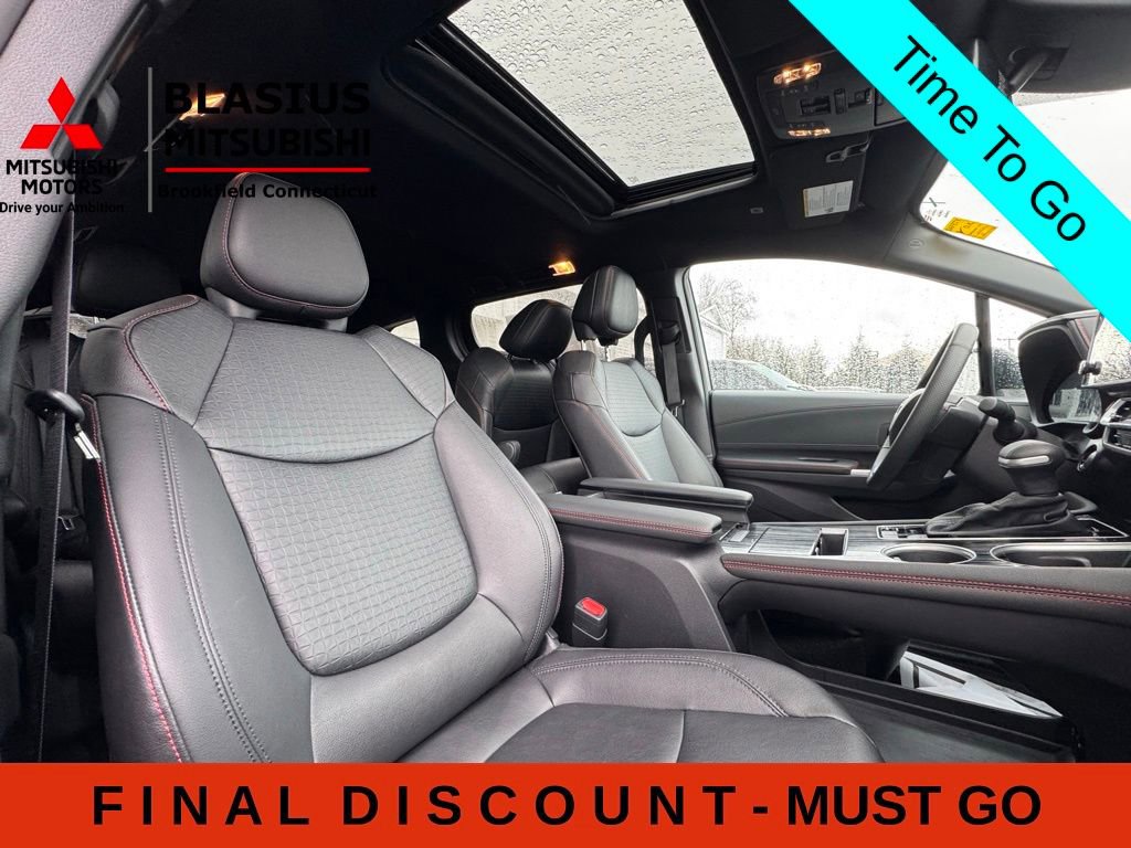 Used 2025 Toyota Sienna XSE w/ XSE Plus Package FWD image 17