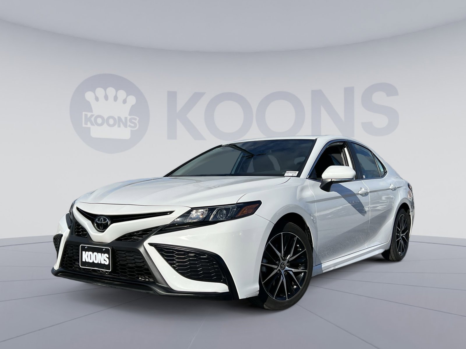 Used 2022 Toyota Camry SE image 1