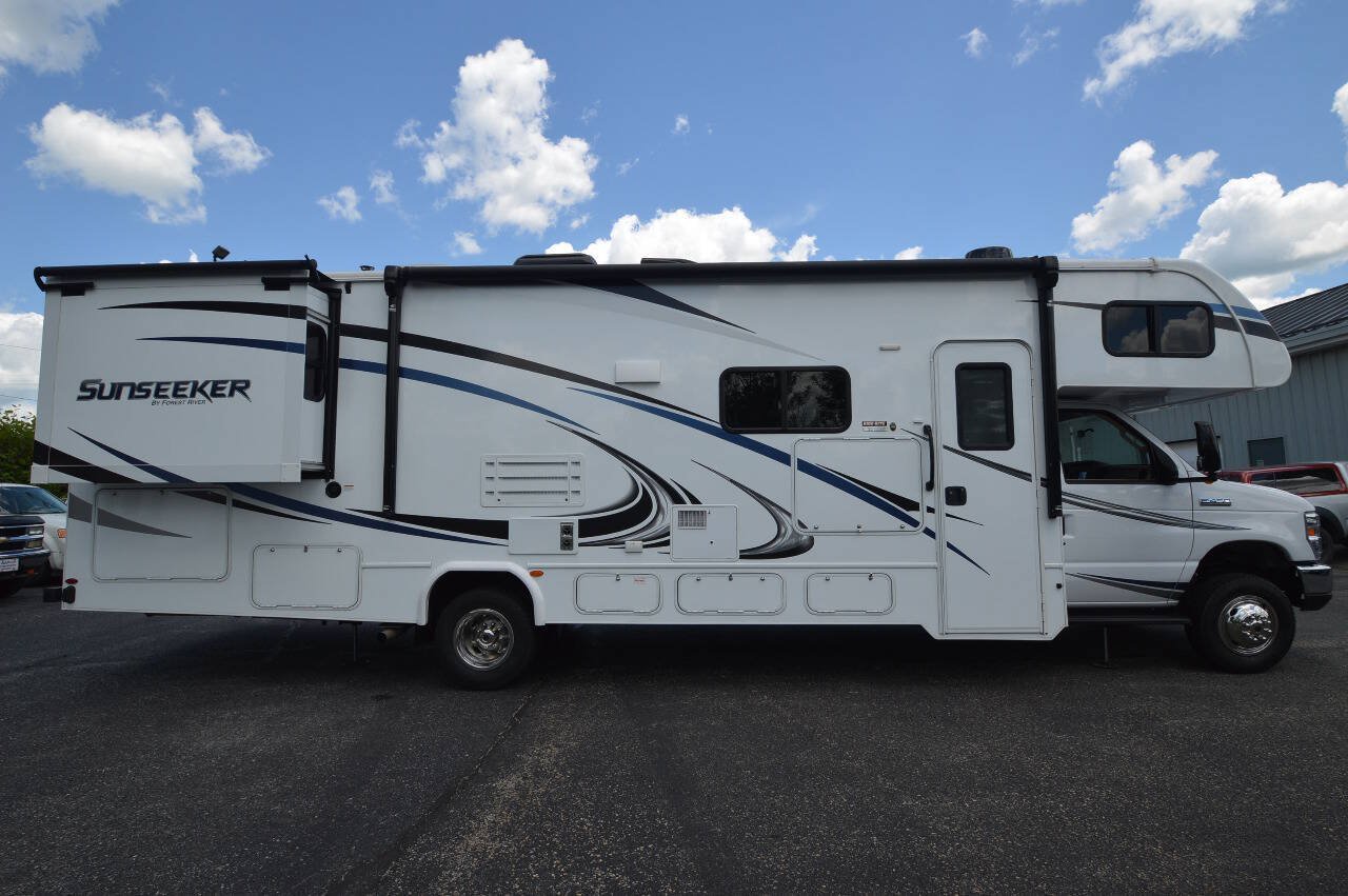 Used 2019 Ford E-450 and Econoline 450 Super Duty w/ Motorhome Prep Package RWD image 16