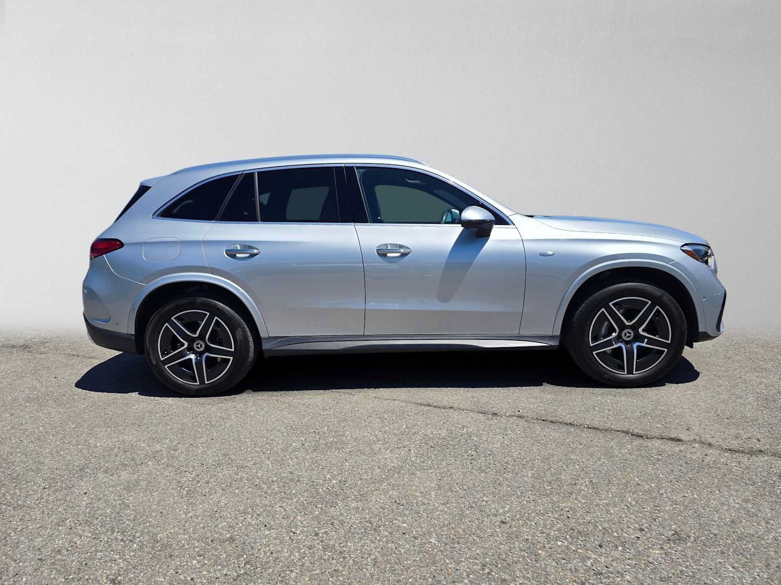 Used 2025 Mercedes-Benz GLC 350e 4MATIC image 2