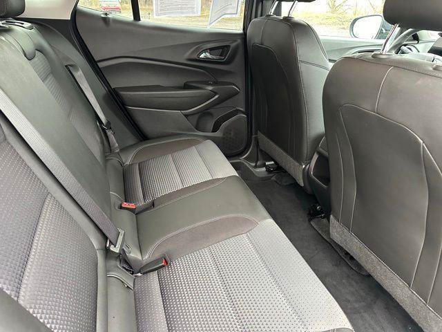 Used 2025 Chevrolet Trax LT FWD image 17