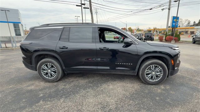Used 2025 Chevrolet Traverse LT image 9