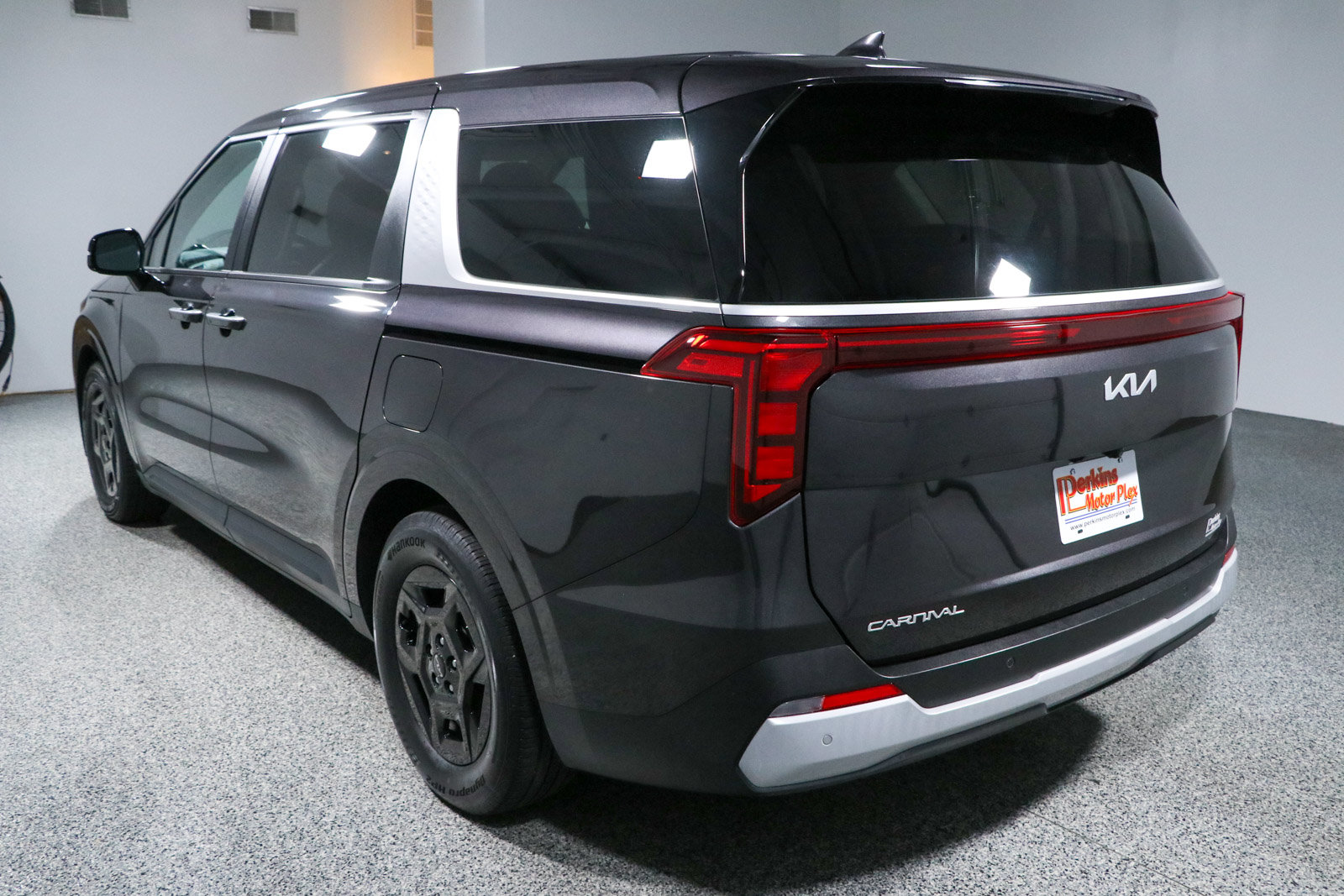 Used 2025 Kia Carnival FWD image 9
