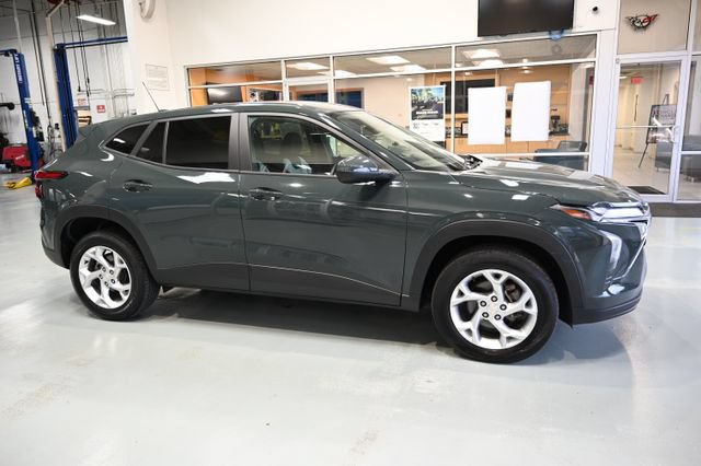 Used 2025 Chevrolet Trax LS w/ LS Convenience Package FWD image 4