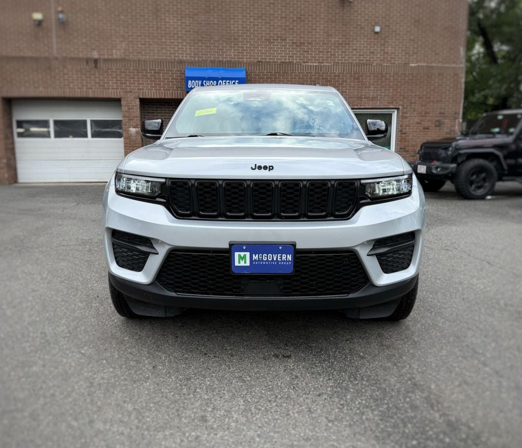 Used 2025 Jeep Grand Cherokee Altitude AWD/4WD image 2
