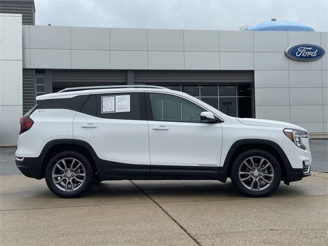 Used 2023 GMC Terrain SLT image 2