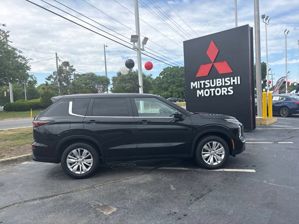 New 2026 Mitsubishi Outlander ES FWD image 2