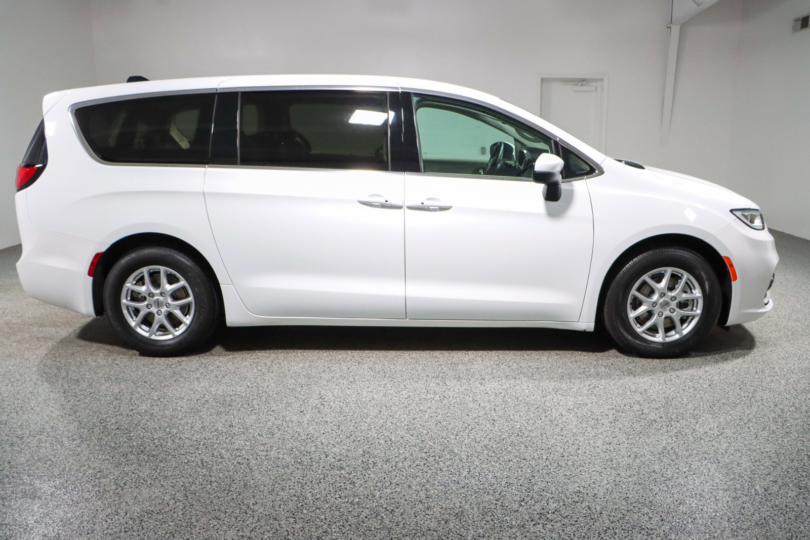 Used 2023 Chrysler Pacifica Touring-L image 6