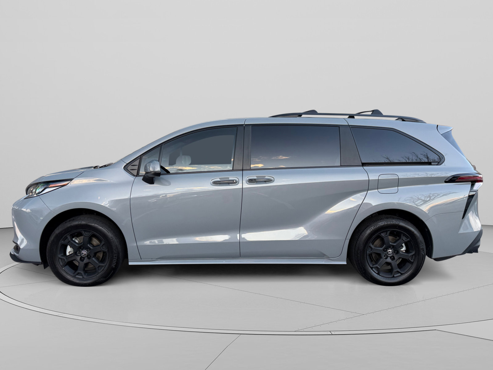 Used 2025 Toyota Sienna XLE Woodland Edition image 2