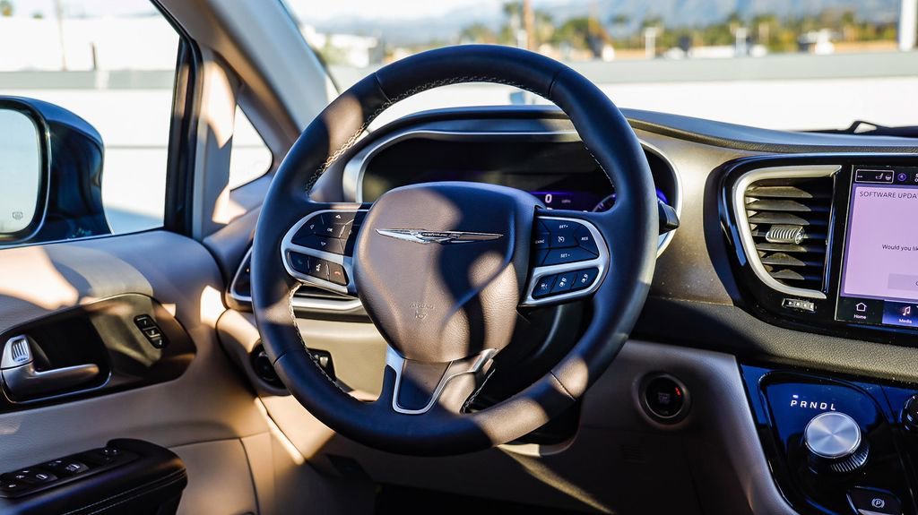 Certified 2024 Chrysler Pacifica Touring-L image 16