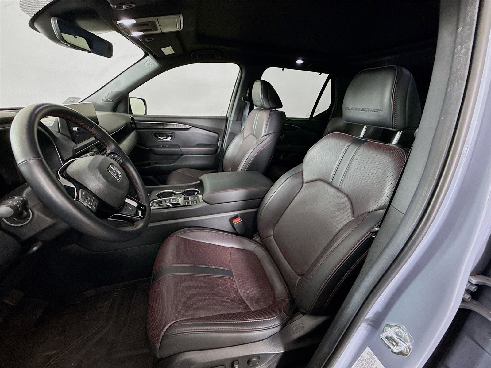 Used 2025 Honda Pilot Black Edition image 2