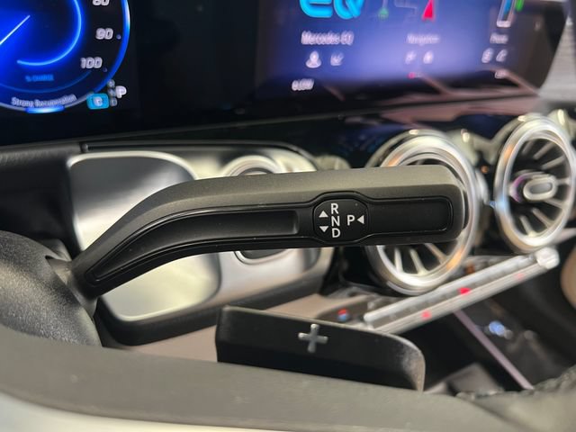 Used 2025 Mercedes-Benz EQB 300 4MATIC image 32