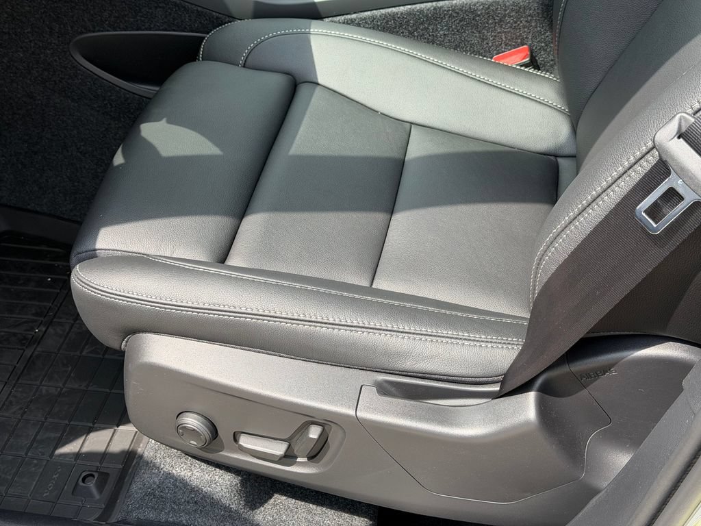 New 2026 Volvo XC40 B5 Plus w/ Climate Package AWD/4WD image 16