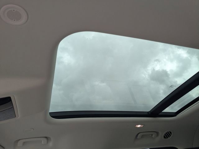 Used 2024 Land Rover Defender 130 X-Dynamic SE image 18