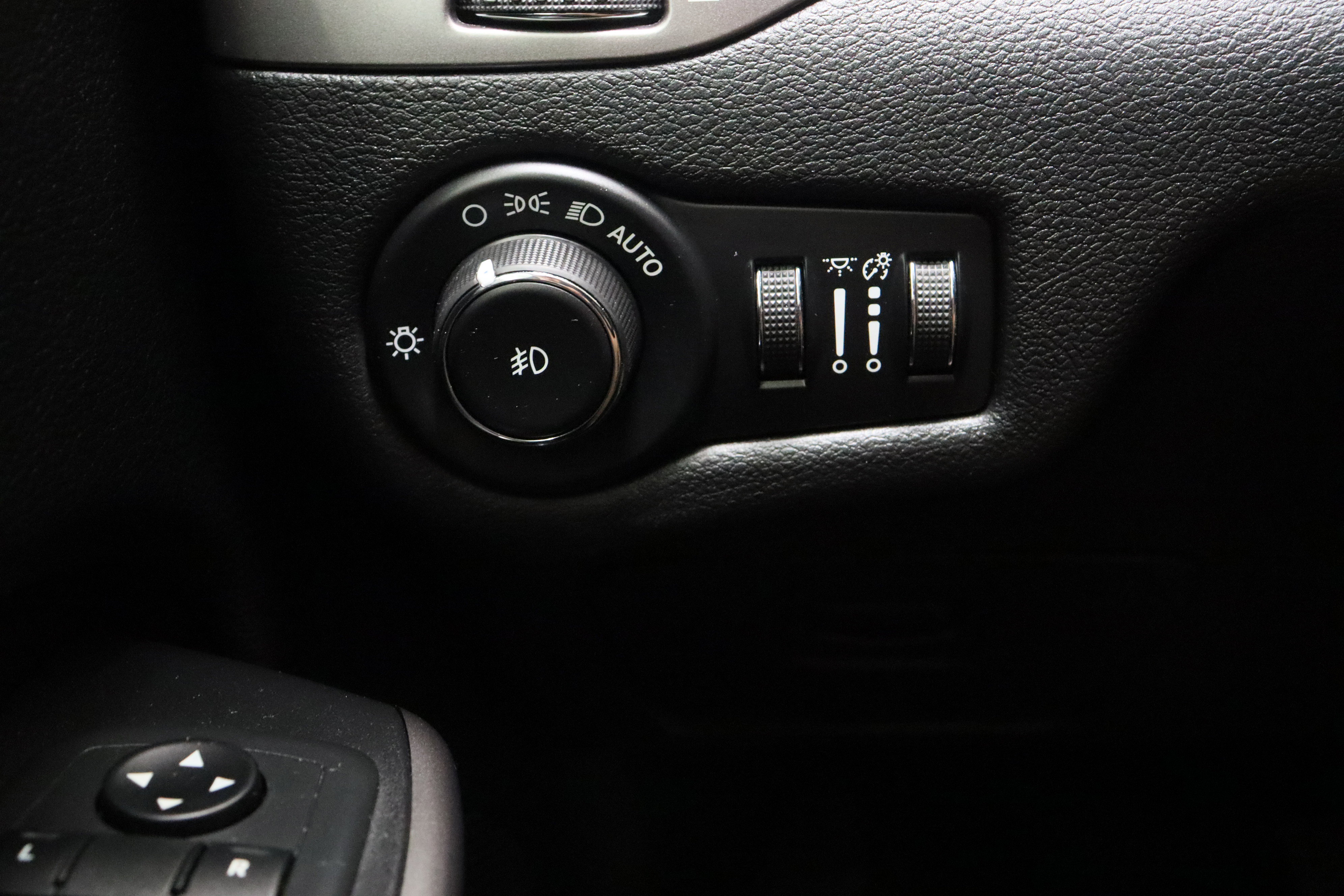 Used 2020 Jeep Cherokee Latitude Plus FWD image 25