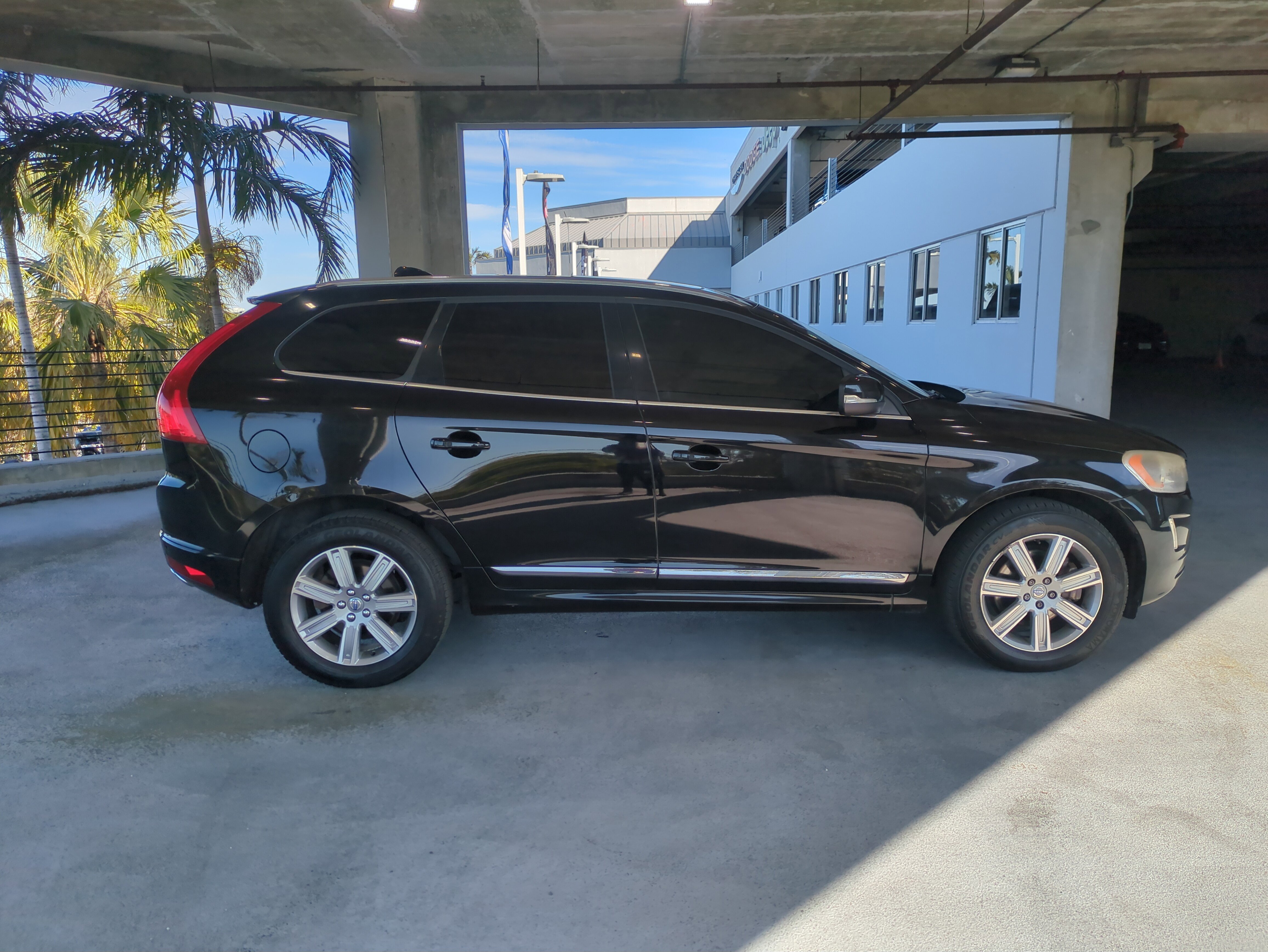 Used 2017 Volvo XC60 T5 Inscription w/ Preferred Option Package image 4