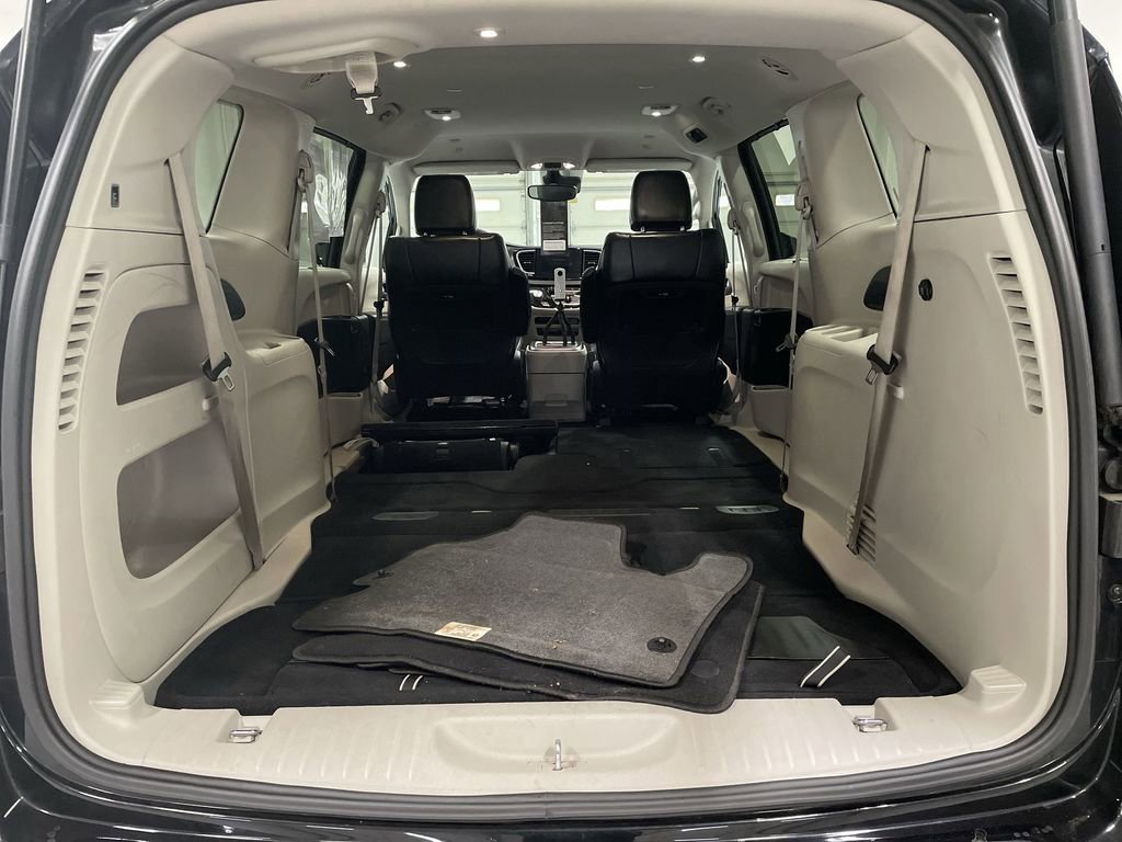 Used 2024 Chrysler Pacifica Touring-L image 15