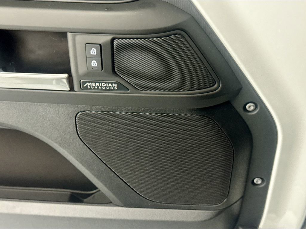 New 2026 Land Rover Defender 130 X-Dynamic SE AWD/4WD image 18