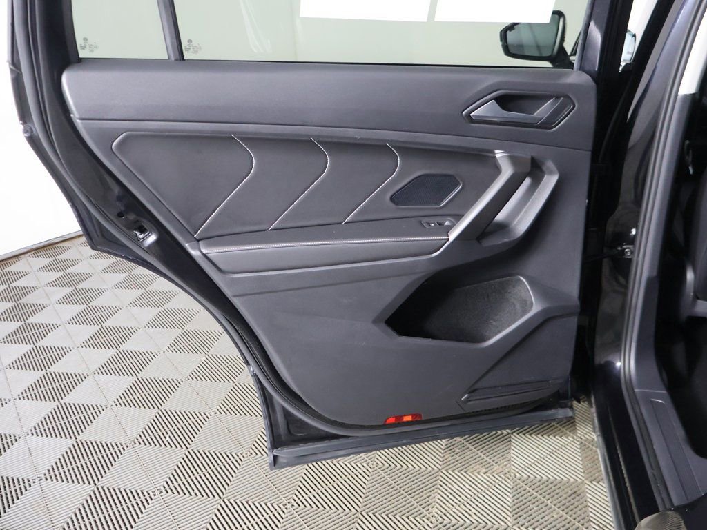 Used 2022 Volkswagen Tiguan SE w/ Panoramic Sunroof Package image 25