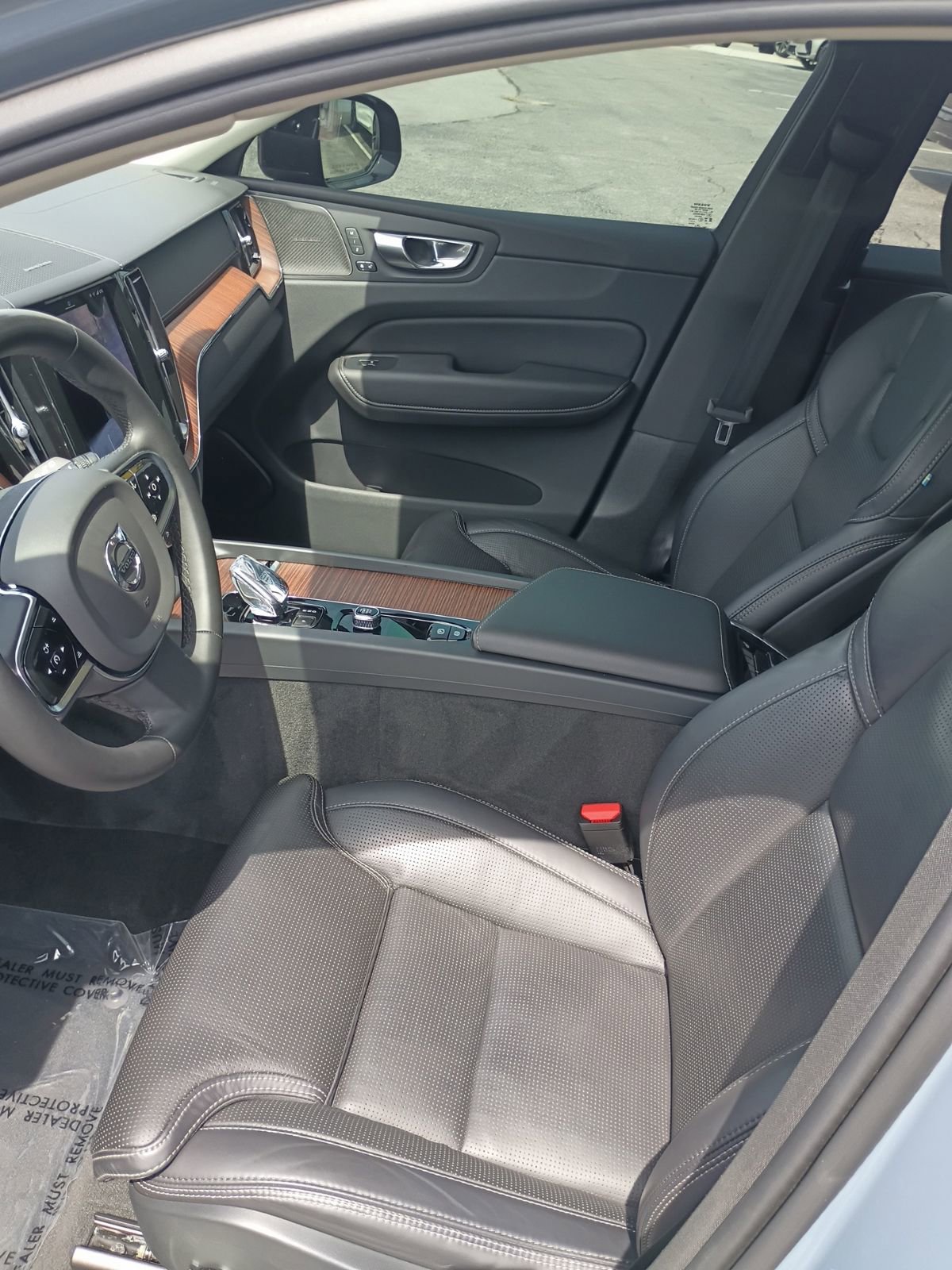 Used 2023 Volvo XC60 B5 Ultimate w/ Climate Package FWD image 9