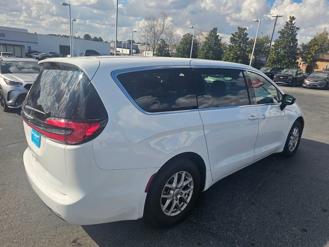 Used 2025 Chrysler Pacifica Select image 8