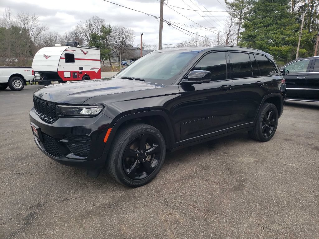 Used 2023 Jeep Grand Cherokee Altitude AWD/4WD image 3