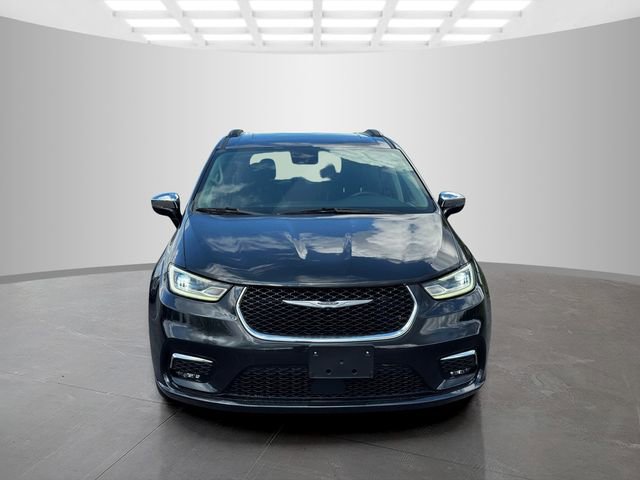 Used 2023 Chrysler Pacifica Limited image 2