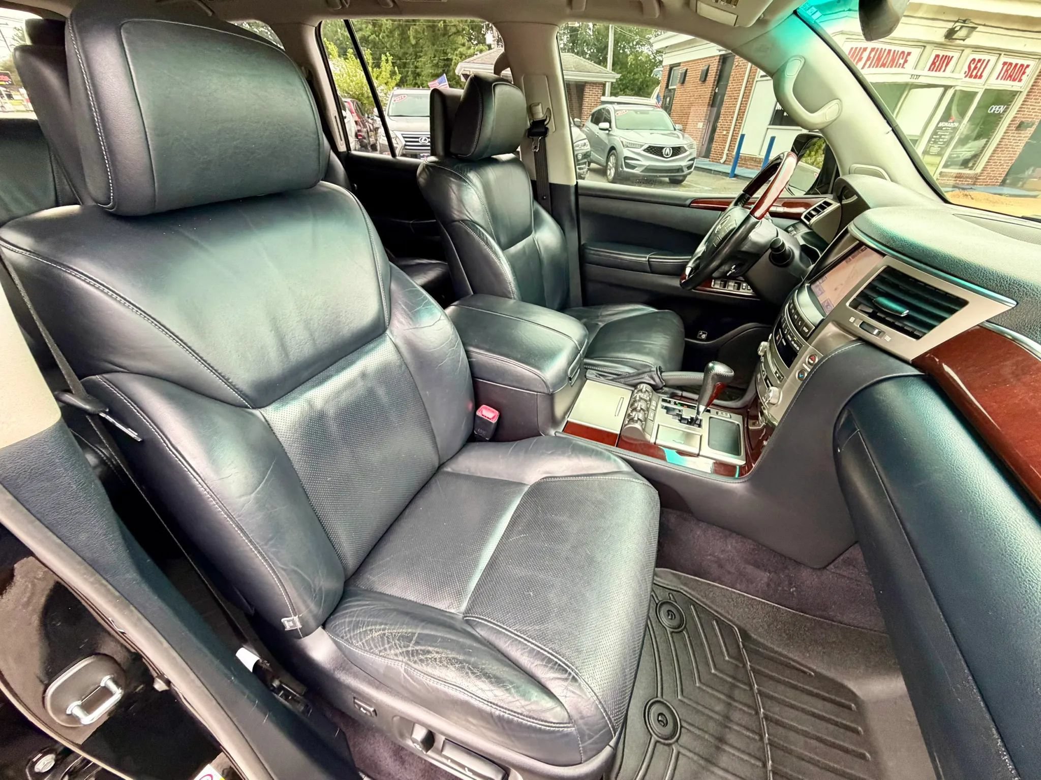 Used 2013 Lexus LX 570 4WD w/ Luxury Pkg image 12