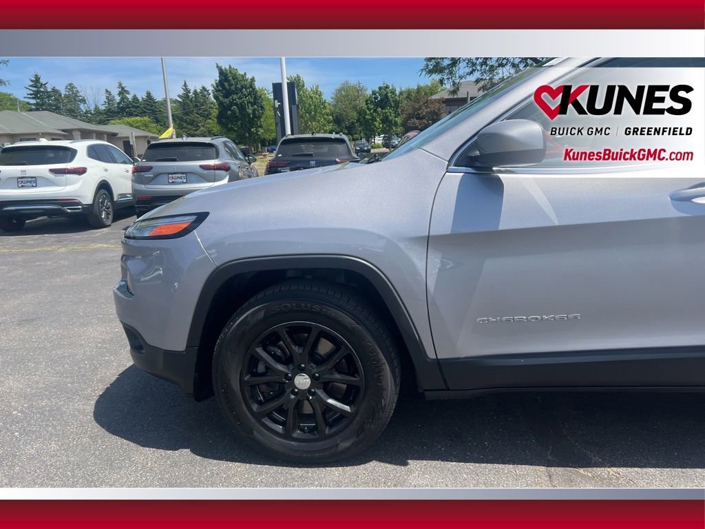Used 2018 Jeep Cherokee Latitude w/ Safety Group AWD/4WD image 14