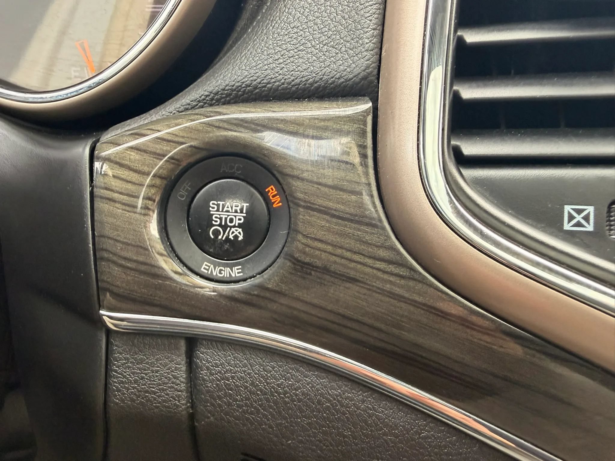 Used 2014 Jeep Grand Cherokee Overland AWD/4WD image 39