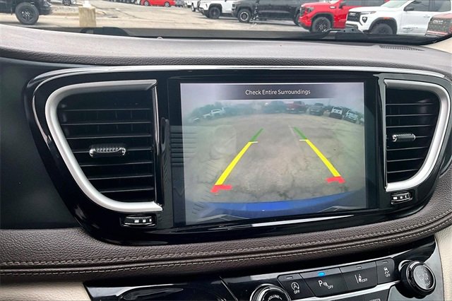 Used 2021 Chrysler Pacifica Touring-L image 14