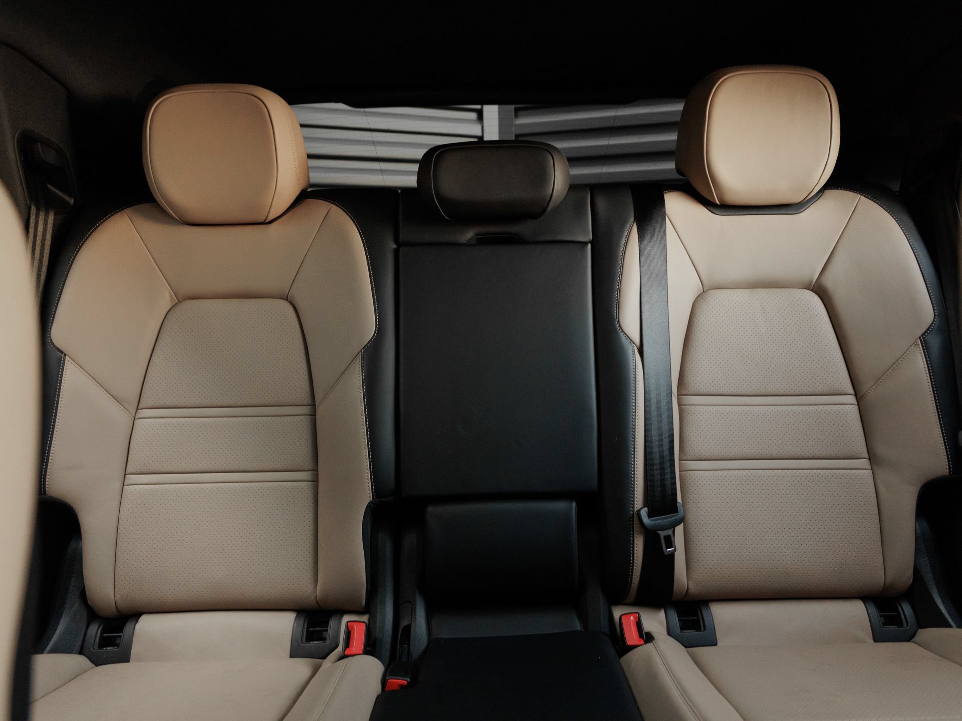 Certified 2025 Porsche Cayenne E-Hybrid Coupe AWD/4WD image 27