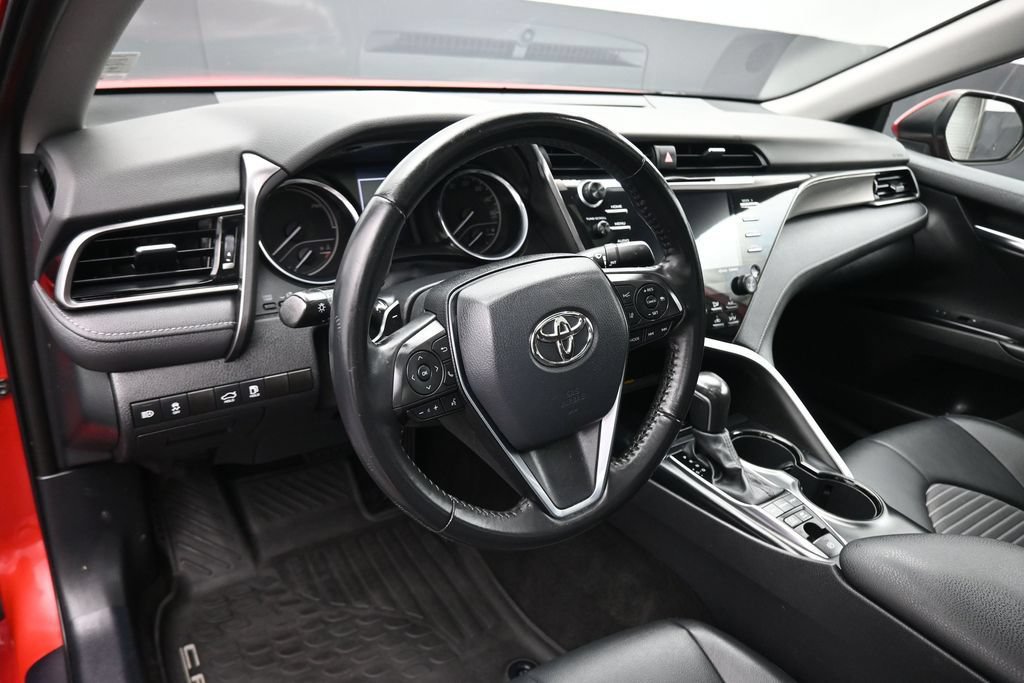 Used 2020 Toyota Camry SE w/ Sunroof Package FWD image 13