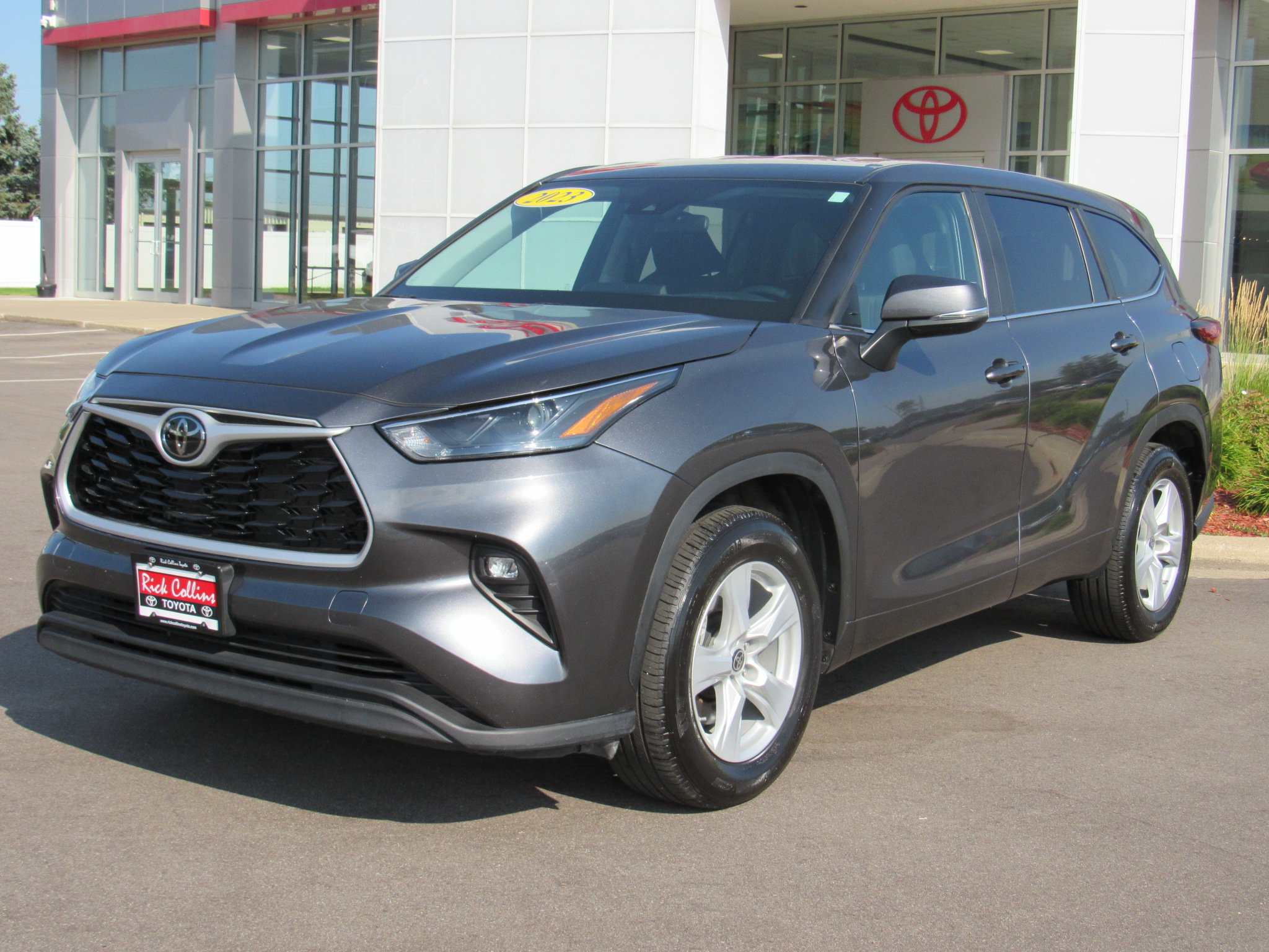 Used 2023 Toyota Highlander LE FWD image 2