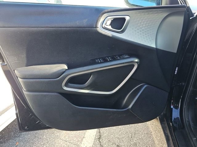 Used 2025 Kia Soul LX w/ LX Technology Package FWD image 13