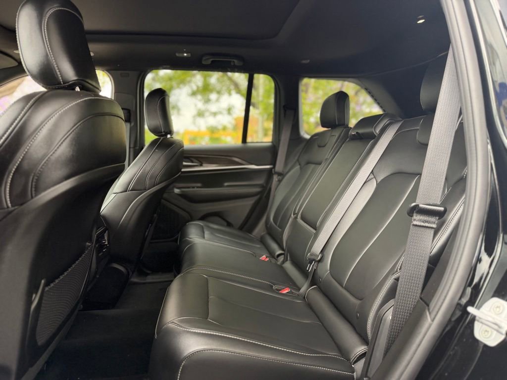 Used 2025 Jeep Grand Cherokee Limited AWD/4WD image 4