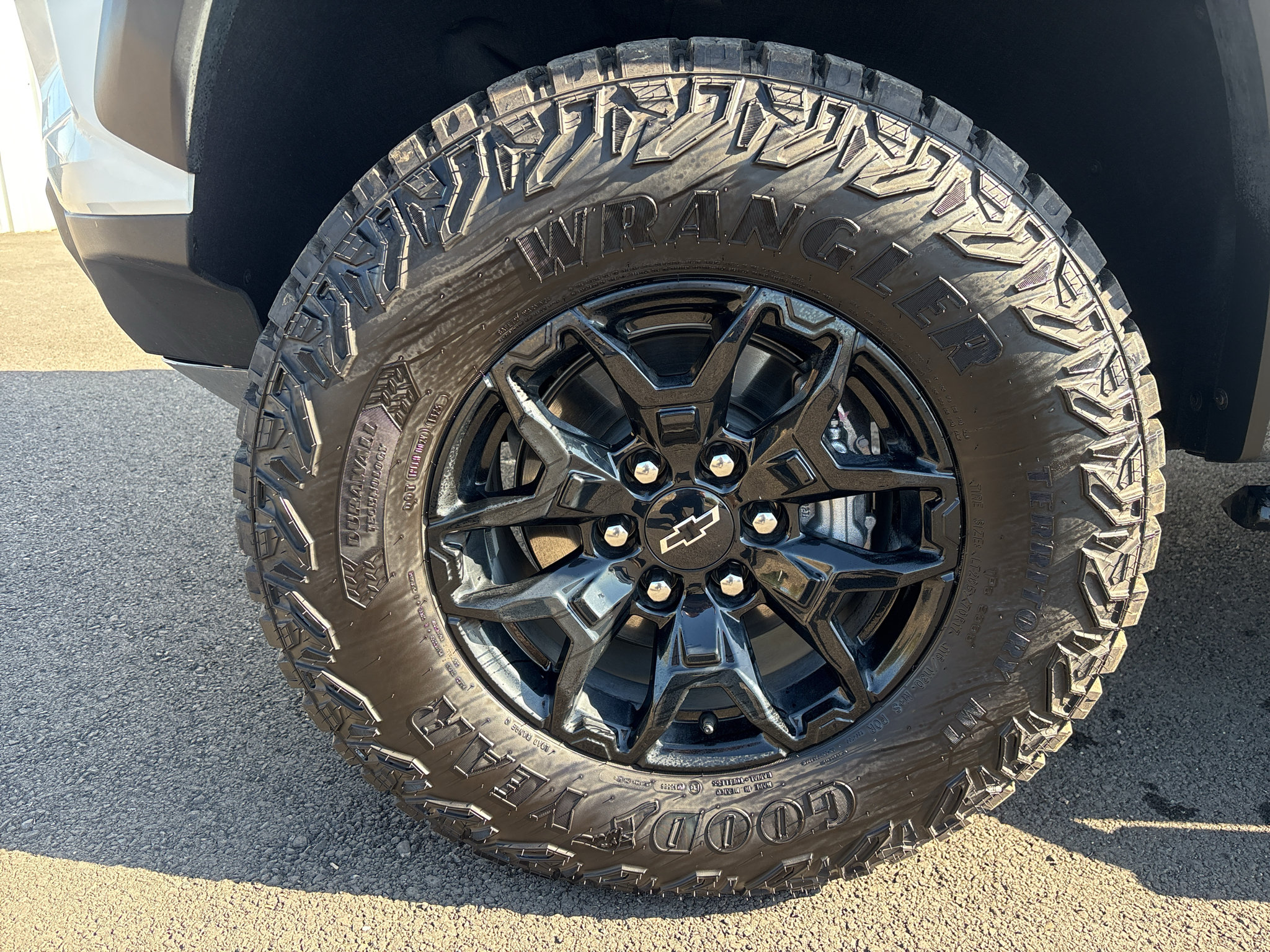 Used 2025 Chevrolet Colorado ZR2 w/ Midnight Edition AWD/4WD image 9
