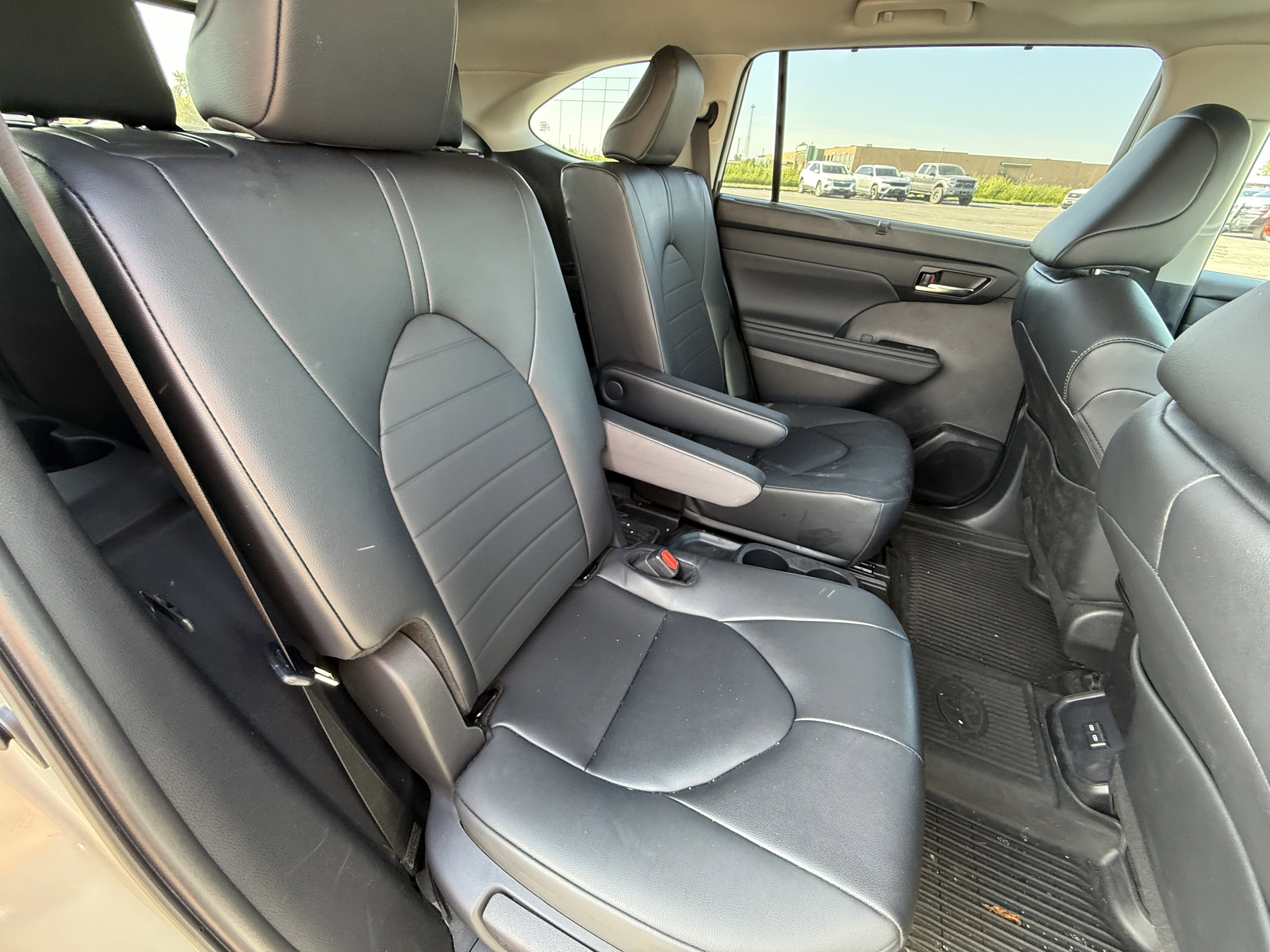Used 2024 Toyota Highlander XLE image 13