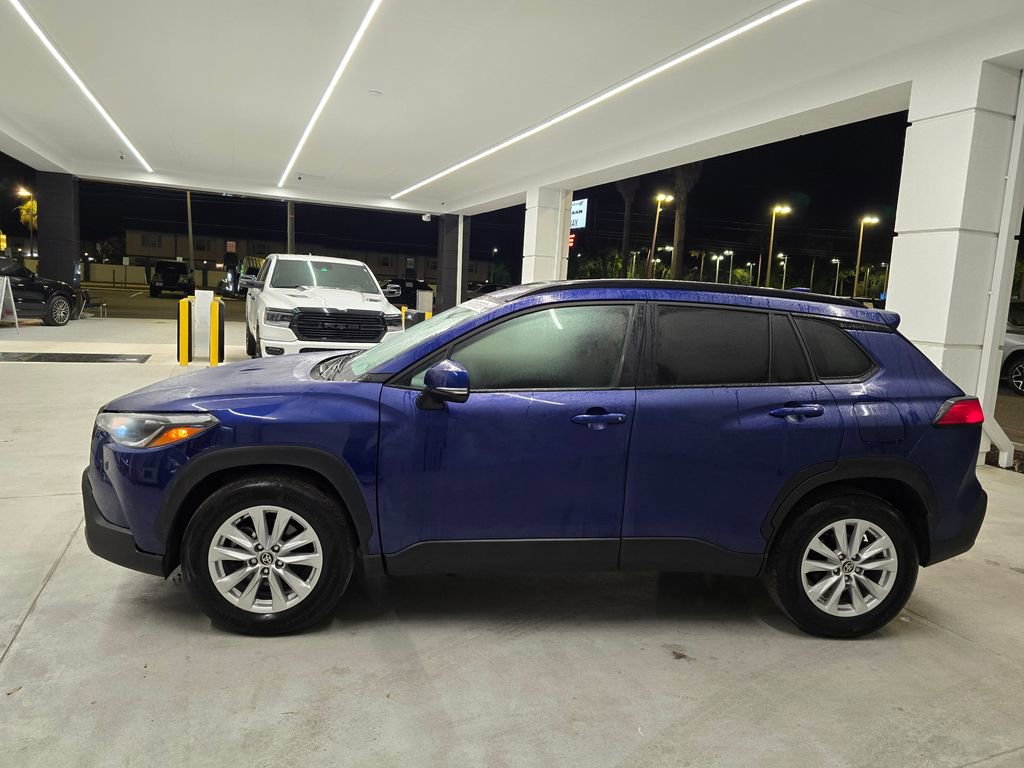 Used 2023 Toyota Corolla Cross LE w/ Moonroof Package image 3