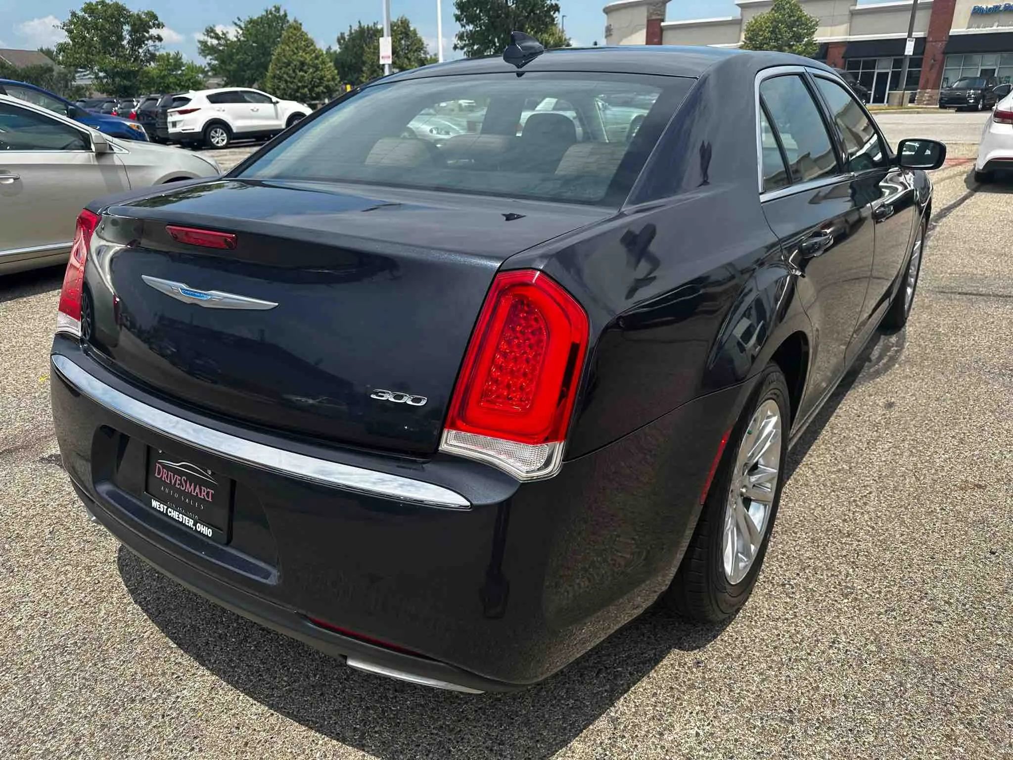 Used 2018 Chrysler 300 Touring w/ Driver Convenience Group image 10