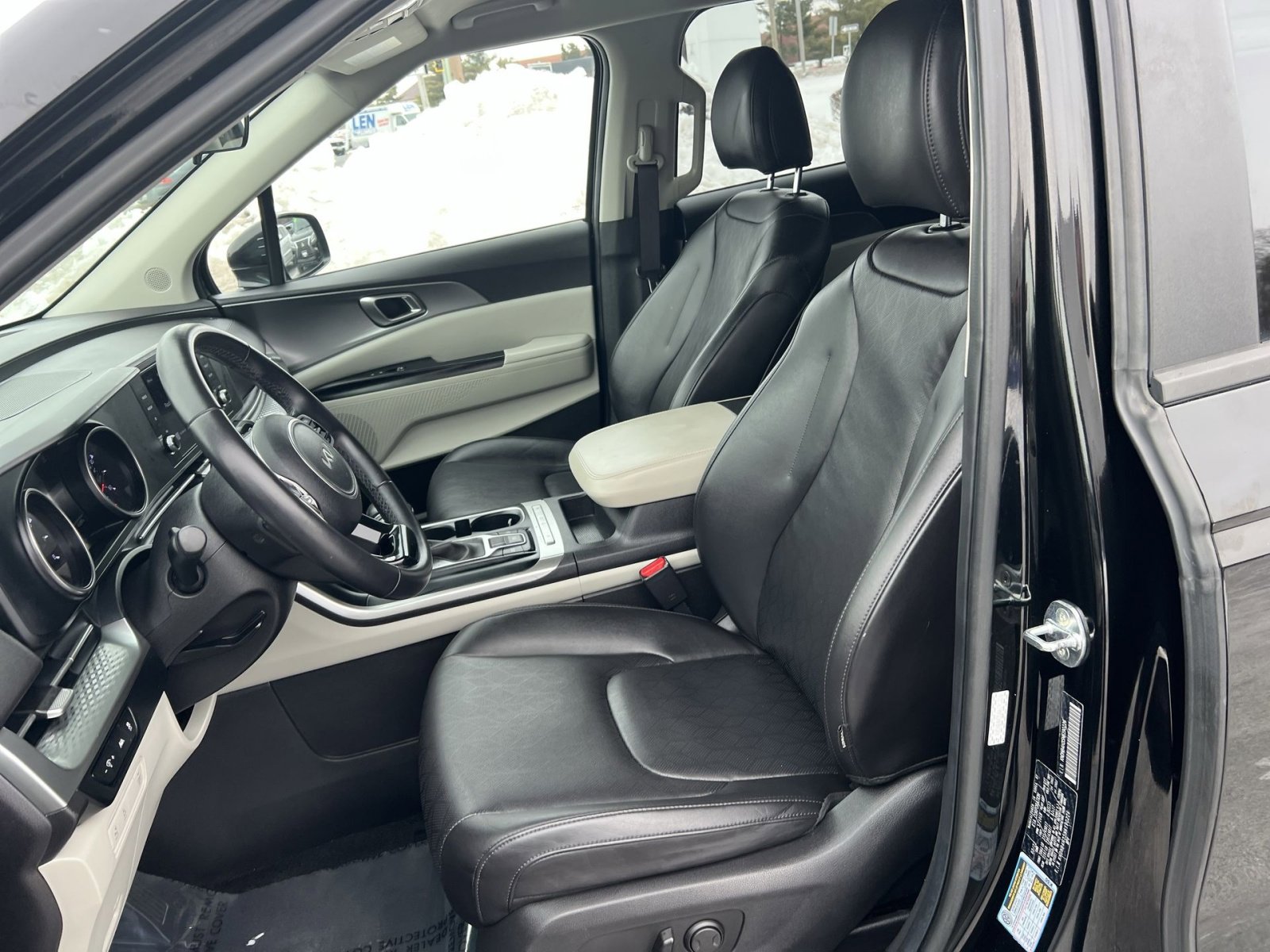 Used 2022 Kia Carnival LX image 13