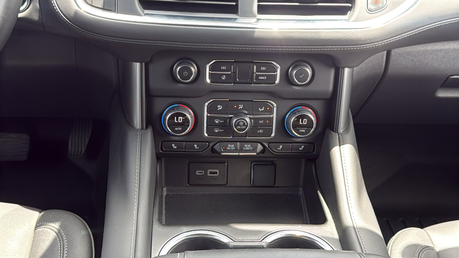 Used 2024 Chevrolet Tahoe Z71 w/ Luxury Package AWD/4WD image 19