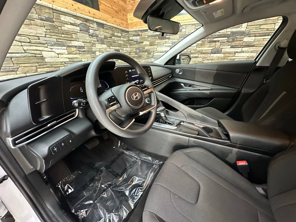 Certified 2024 Hyundai Elantra SE image 10