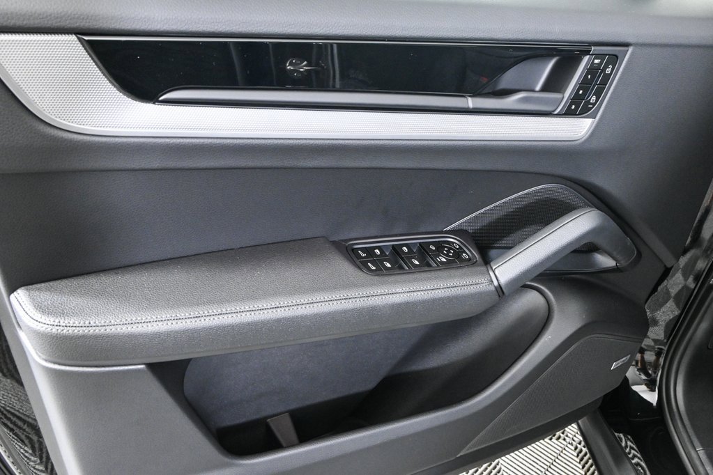 Certified 2025 Porsche Cayenne Coupe image 6