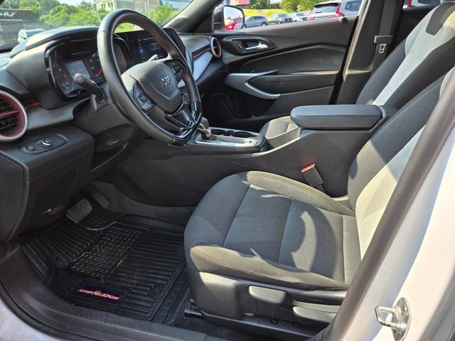 Used 2025 Chevrolet Trax RS w/ Sunroof Package FWD image 10