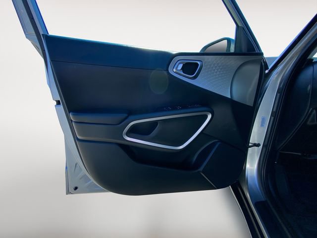 Used 2023 Kia Soul LX w/ LX Technology Package image 16