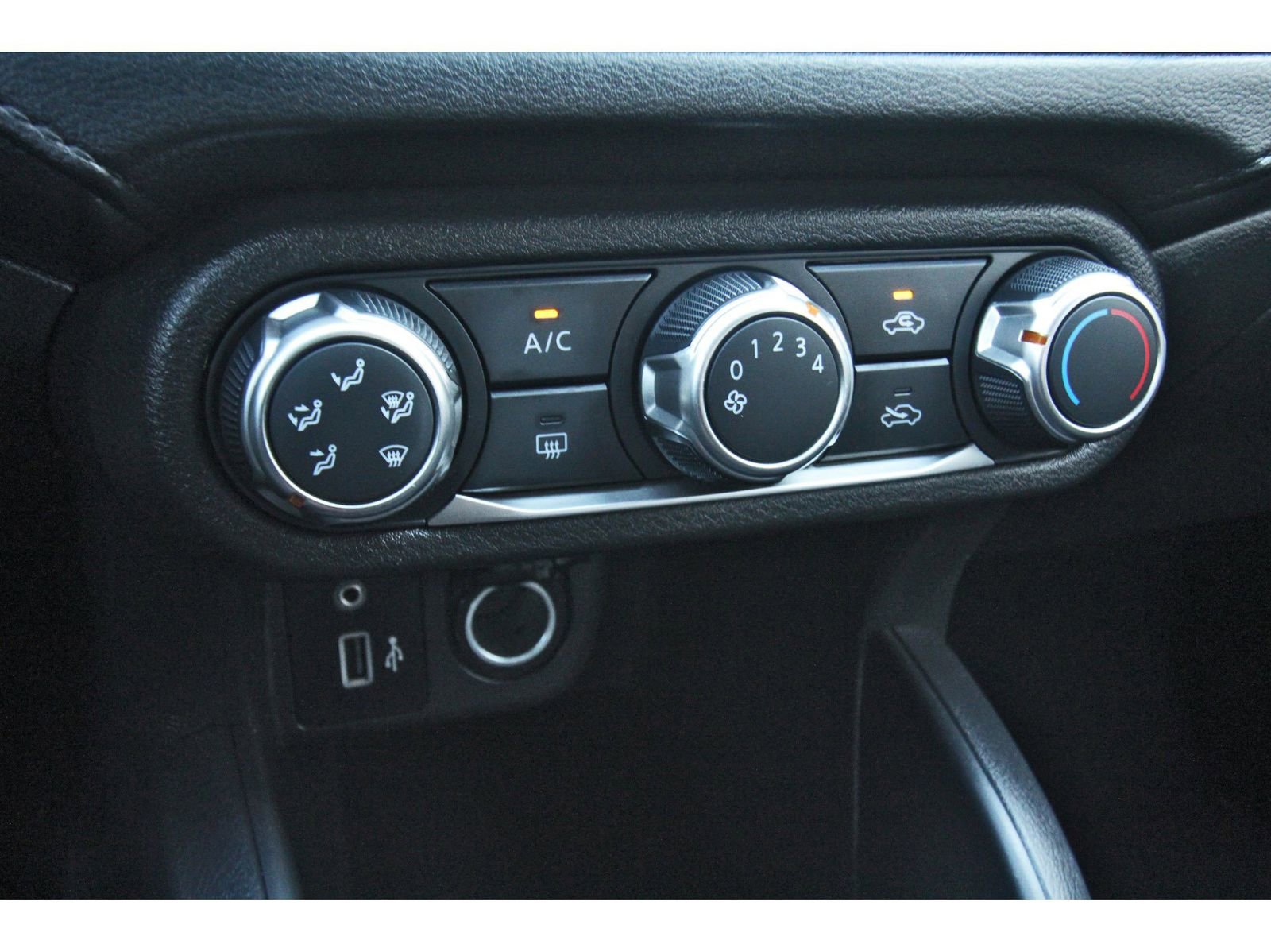 Used 2024 Nissan Versa S w/ Trunk Package image 28