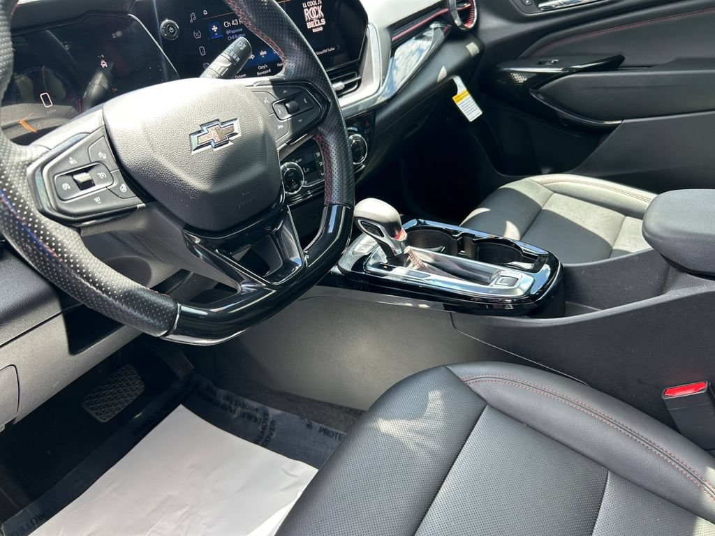 Used 2024 Chevrolet Trax RS w/ Sunroof Package FWD image 10
