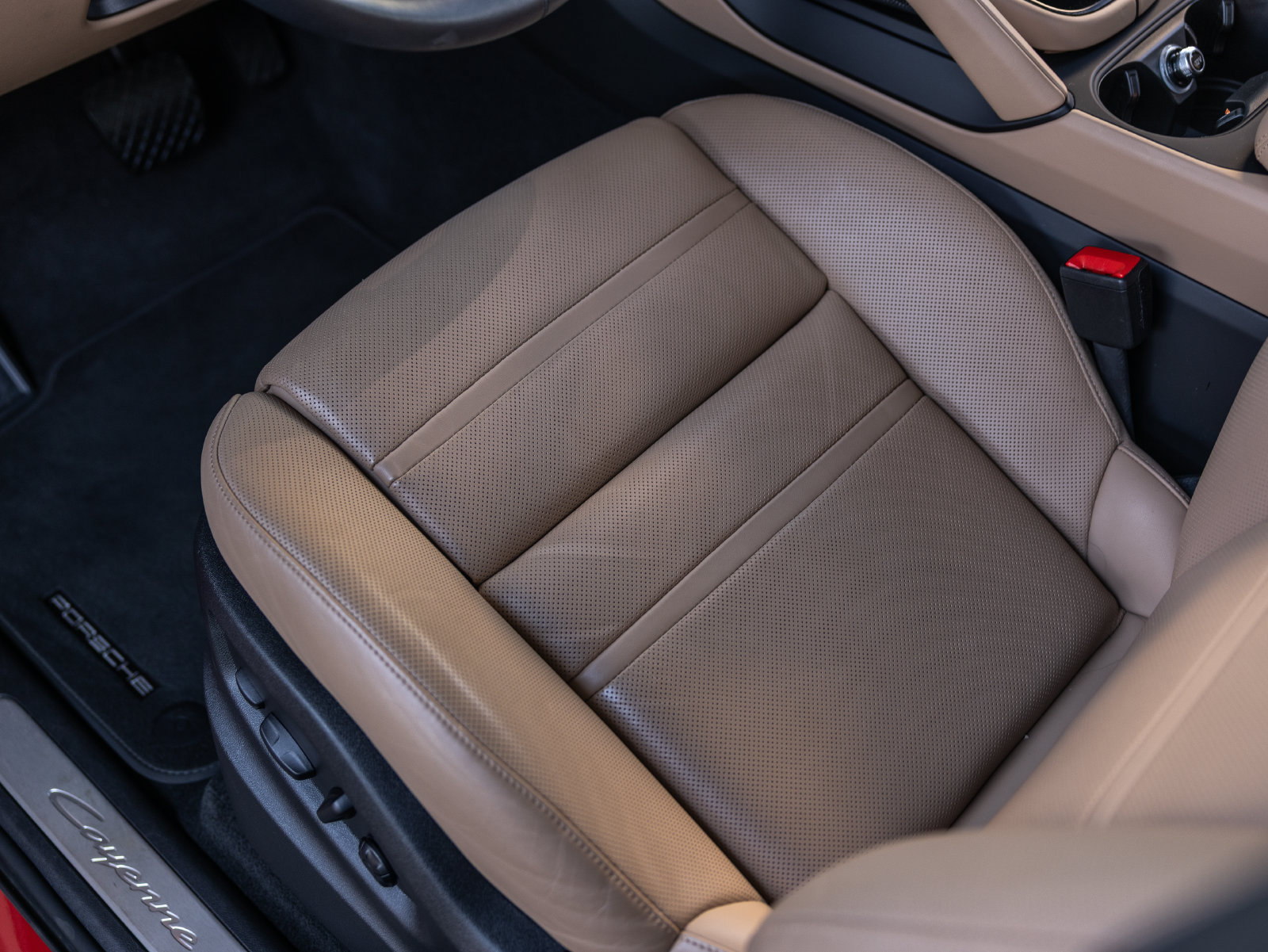 Certified 2025 Porsche Cayenne E-Hybrid Coupe AWD/4WD image 26